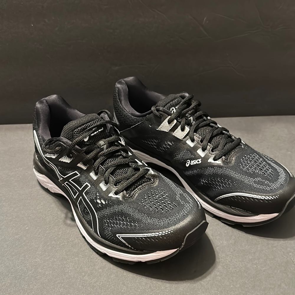 NWOB ASICS GT-2000 7 Black and White Shoes Men 8